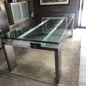 Expandable glass table